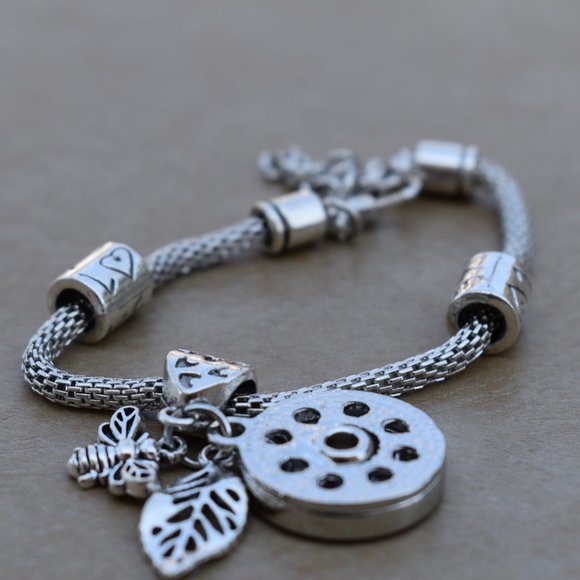 Adjustable Bracelet with cute charm Bee Leaf and Love - Picture 2 of 3